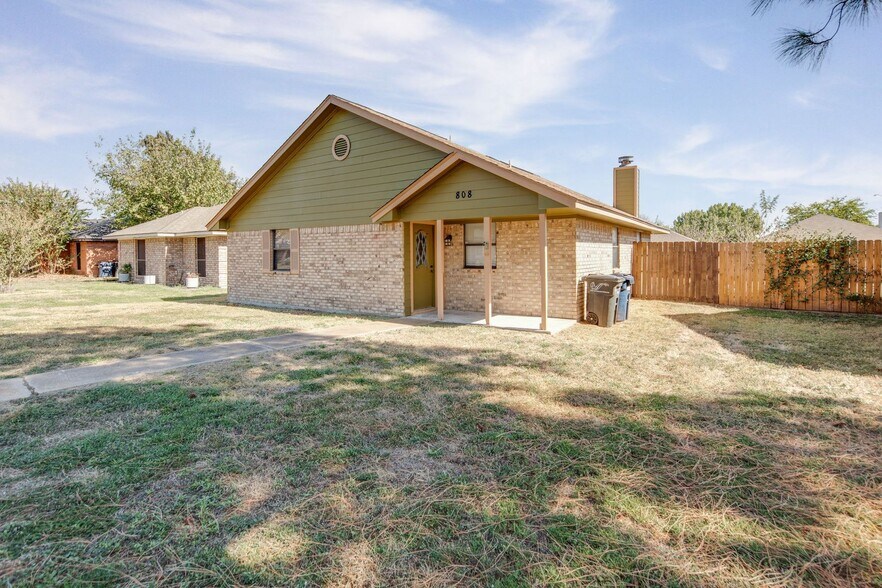 Building Photo - JUNE SUBLEASE!!!!  Adorable 3 Bedroom 2 Bathroom Home with Yard and 2 Car Garage!