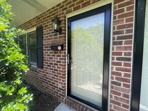 Building Photo - Private 2BD/1.5BA Townhouse in Prime NW Hickory Location | Available 6/1/2026