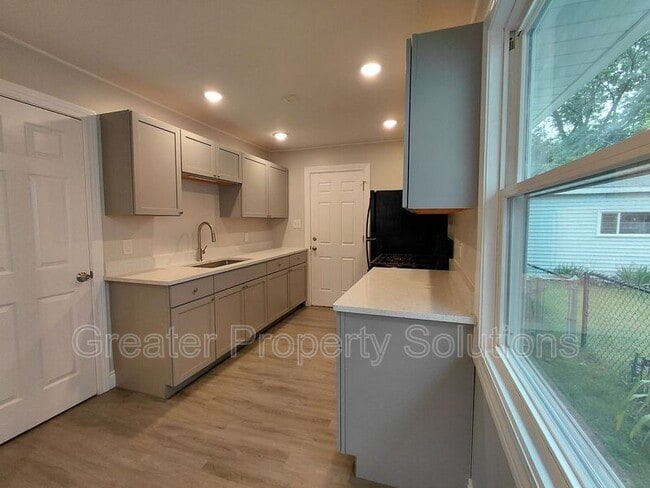Building Photo - 7305 White Oak Ave