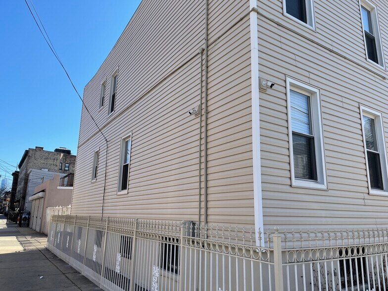 Building Photo - 88 Oakland Ave