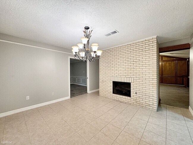 Building Photo - 3 br, 3.5 bath House - 4807 Country Club Vw