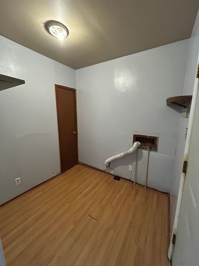 Building Photo - Large 3 bed 1 bath Home