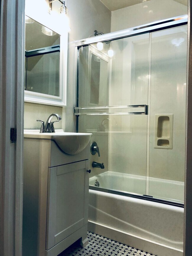 Building Photo - Plum Street-3 bedroom/2 bath home with large rocking chair front porch!