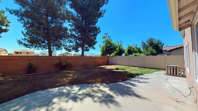 Building Photo - Spacious 4 Bedroom 3 Full Bathroom Home in...