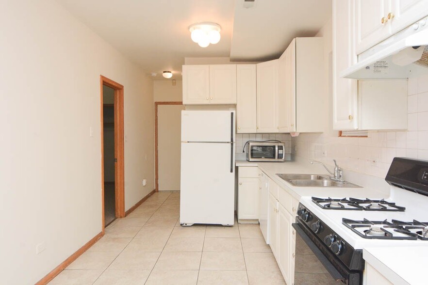 Building Photo - 920 N Paulina St