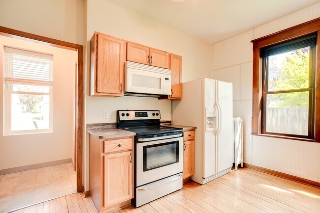 Building Photo - 1360 Dale St N