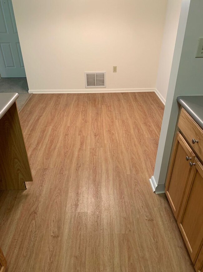 Building Photo - One Bedroom Classic Style Apartment on the...