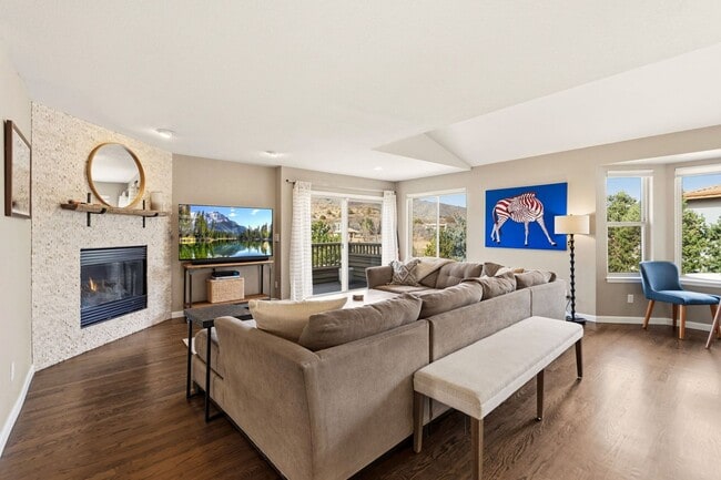 Building Photo - Stunning Fully Furnished Home in Roxborough Park!