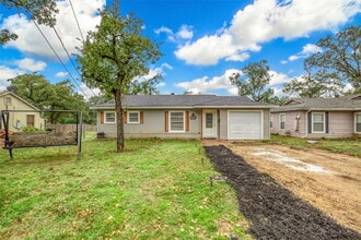 Building Photo - Recently Remodeled 3-Bedroom Home with Gat...