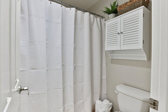 Building Photo - Talmadge : spacious 2 bed, 2 ba top floor condo