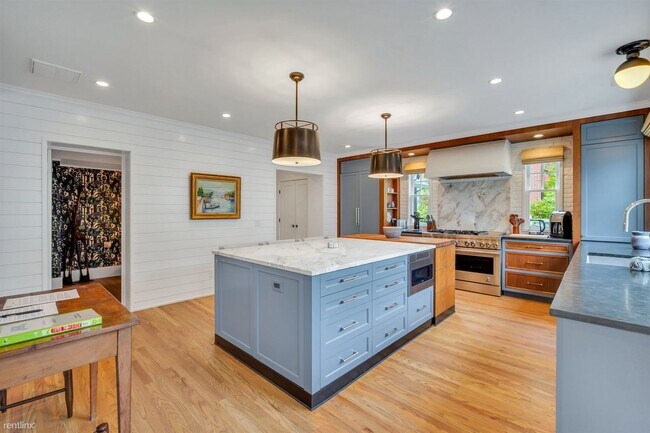 Building Photo - 4 br, 3.5 bath House - 44 E 45th St