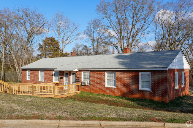 Primary Photo - Stonewall Jackson Apartments