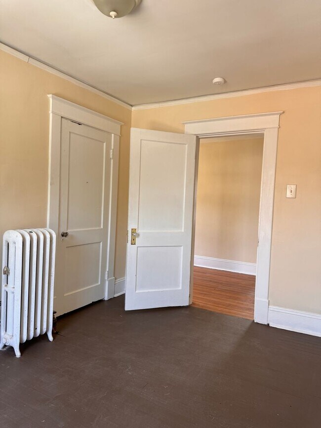 Building Photo - 3 Bedroom || 1.5 Bathroom Home