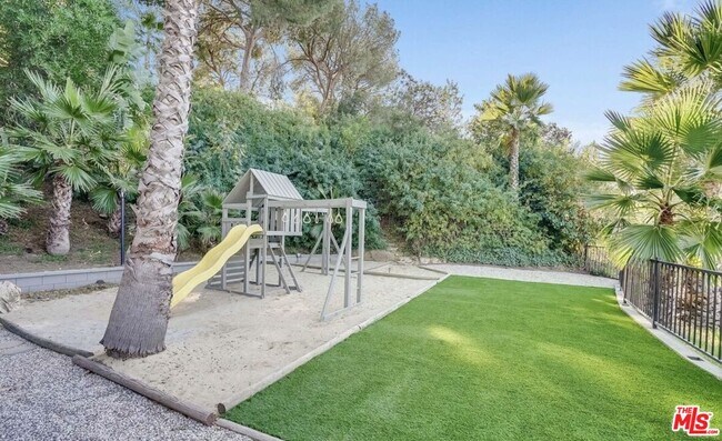 Building Photo - 15851 Mulholland Pl