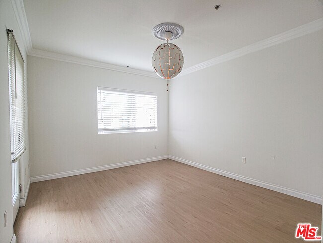 Building Photo - 1042 S Kingsley Dr