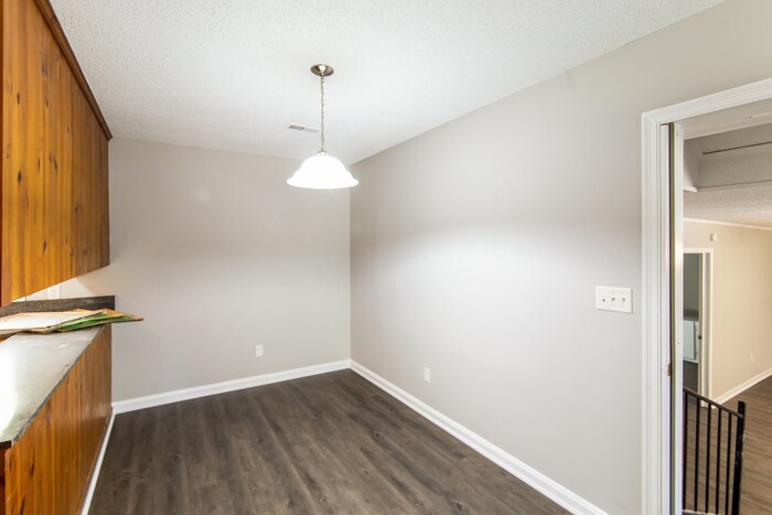 Building Photo - 7031 N Kenwood Dr