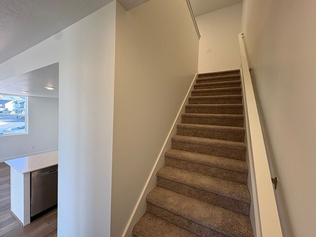Building Photo - Gorgeous End-Unit Townhome in beautiful Salem!