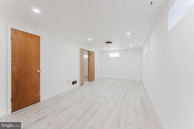 Building Photo - 10914 Woodhaven Dr