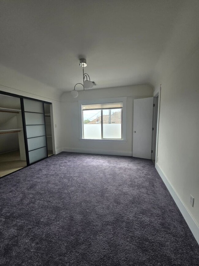 Building Photo - Upstairs 2bd/1ba Near Lake Merritt – $1,800