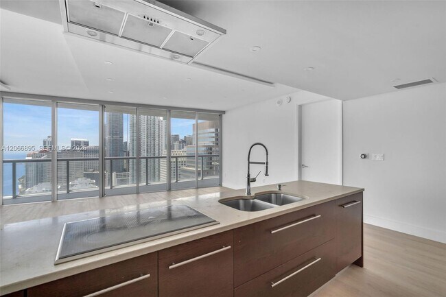Building Photo - 495 Brickell Ave