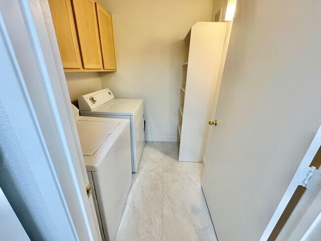 Building Photo - DON'T MISS OUT ON 1 MONTHS RENT FREE: Resort-Style Living in Seven Hills!