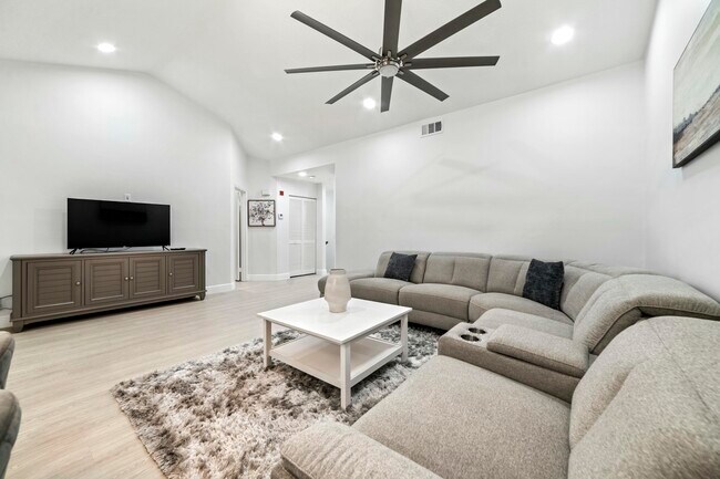 Building Photo - 6553 Via Regina