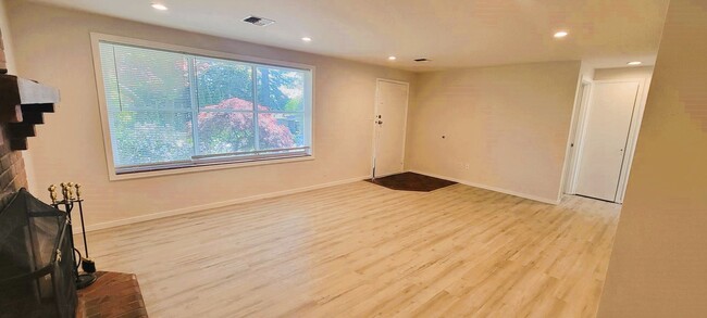 Building Photo - Charming 3-Bedroom Rambler in Seattle/Shor...