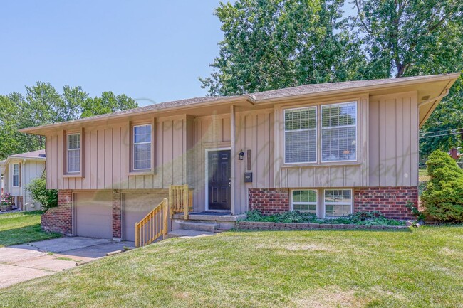 Building Photo - LOTS OF NATURAL SUNLIGHT!!!