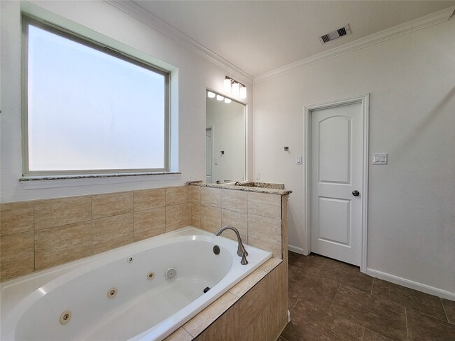 Building Photo - 2814 Bay Springs View