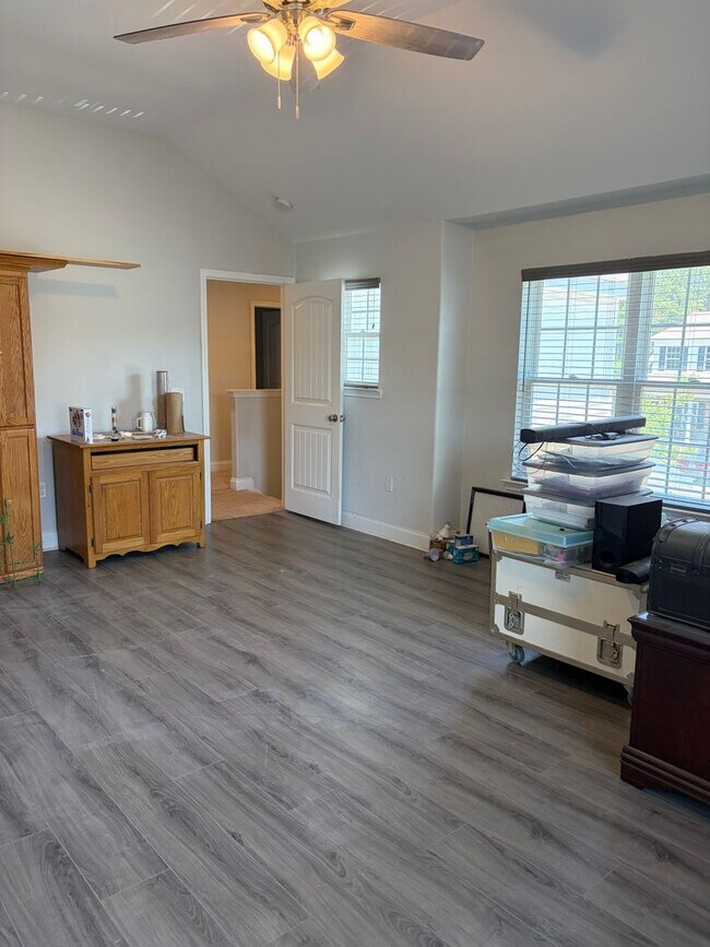 Building Photo - AVAILABLE NOW! (Pet Friendly)