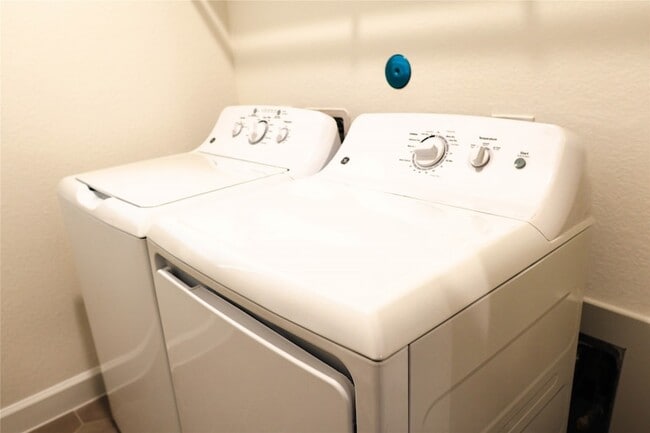 Building Photo - 3352 Vine Ter Trce