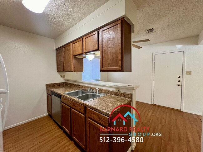 Building Photo - Available Now: 2 bed/1 bath duplex with fenced yard available now!