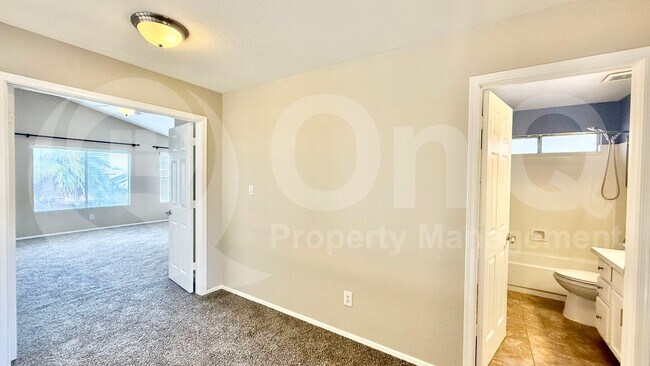 Building Photo - 1520 E Flint St