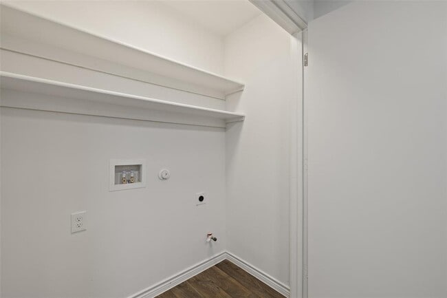 Building Photo - 9903 Roxanna Dr