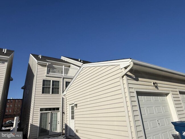 Building Photo - 626 D St