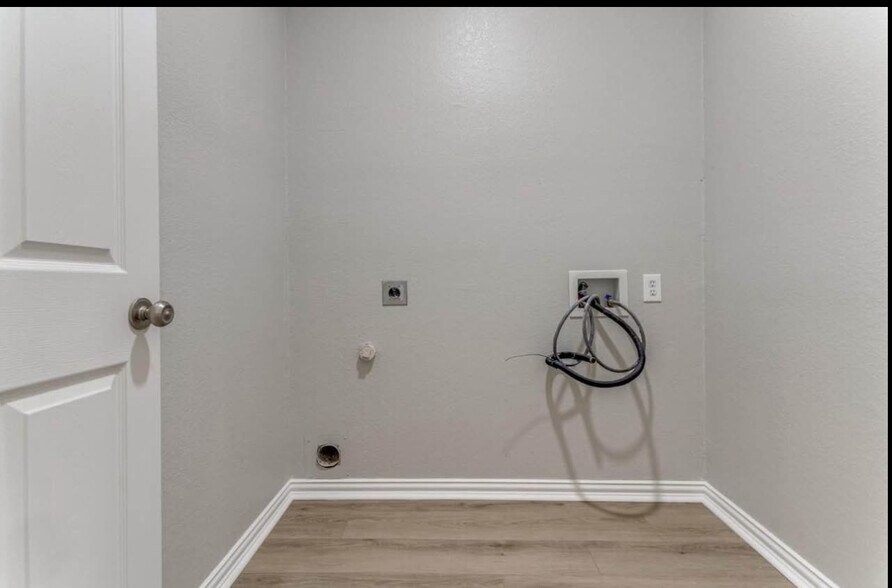 Building Photo - 513 Creekside Dr