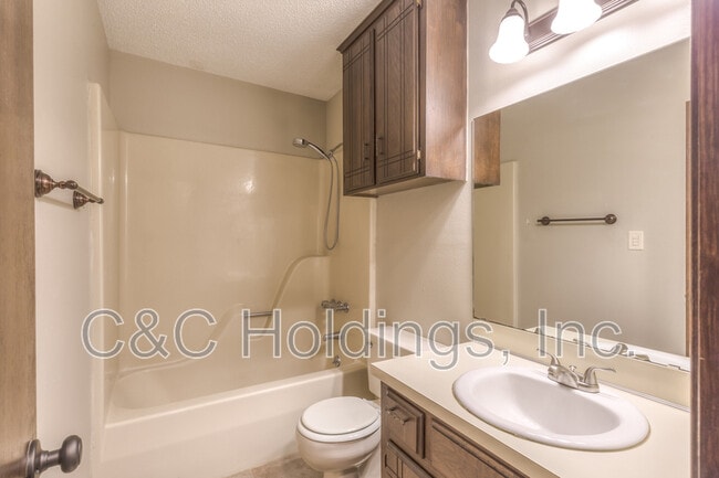 Building Photo - 644 B Earthside Dr