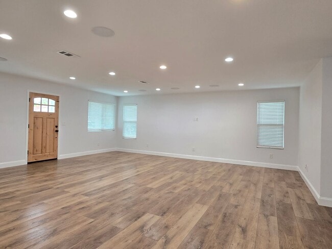 Building Photo - Spacious Single Family Home, Completed Ren...