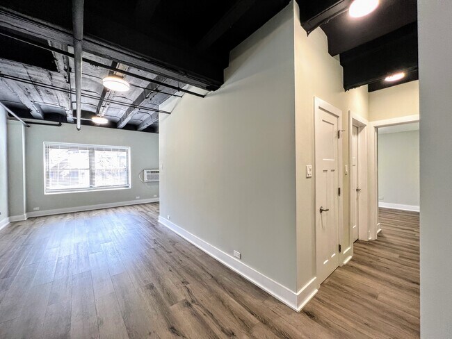 Building Photo - 725 St Johns Ave