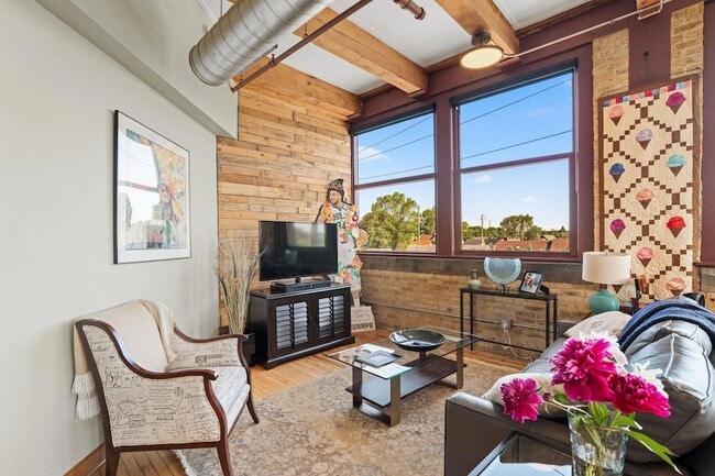 Building Photo - 215 W Maple St