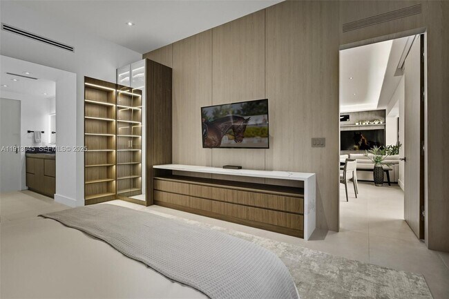 Building Photo - 2301 Collins Ave