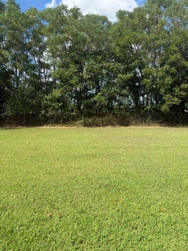 Building Photo - 207 Waverly Dr