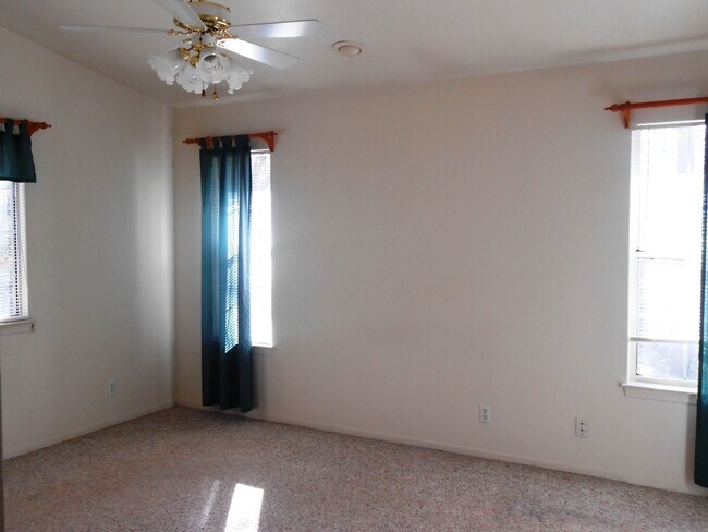 Building Photo - 4896 Chateau Way