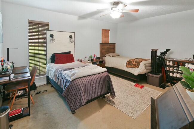 Building Photo - 1406 Angelina Cir