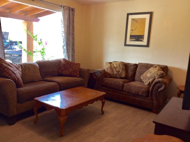 Building Photo - 2011 N Van Ness Ave