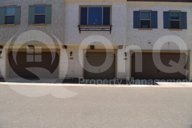 Building Photo - 2664 S Peppertree Dr