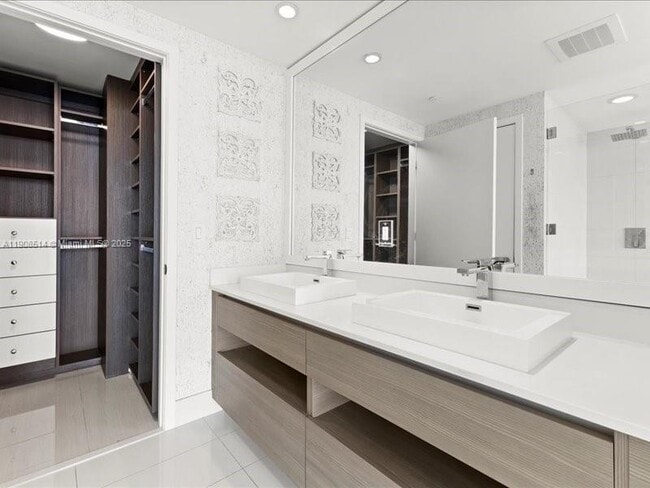 Building Photo - 460 NE 28th St