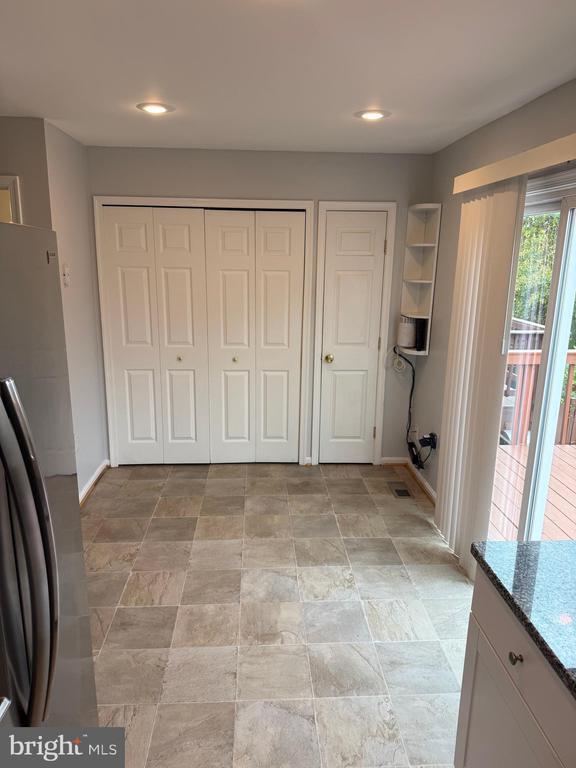 Building Photo - 8625 Point of Woods Dr