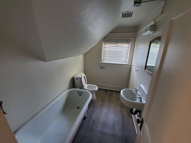 Building Photo - *Move In Special, Free Month of Rent! (See ad for details)*5 Bedroom House on OSU Campus!