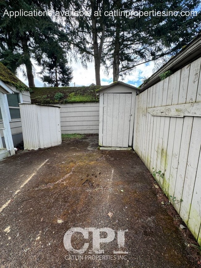 Building Photo - 1102 1/2 N. 2nd- Kelso, WA - Move In Special - $99 First Month's Rent!